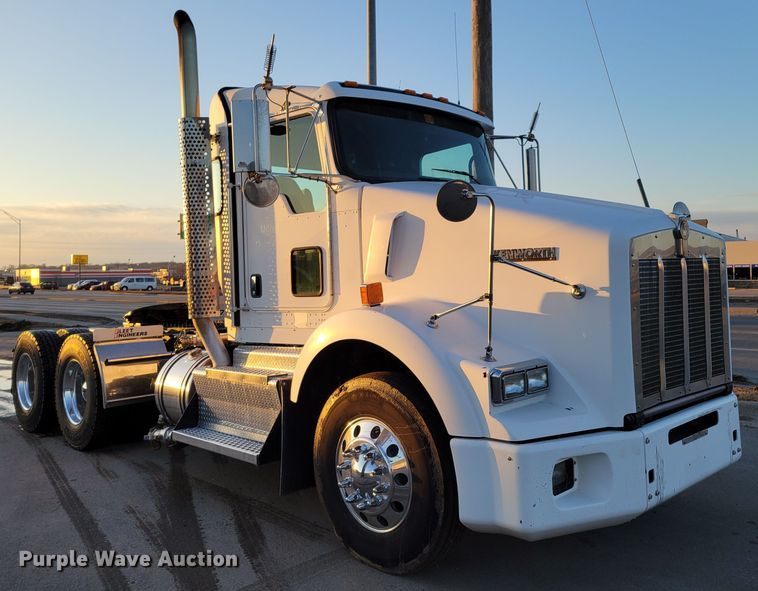 image for item MH9235 2011 Kenworth T800 semi truck