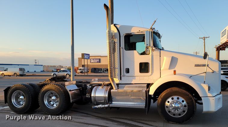 image for item MH9235 2011 Kenworth T800 semi truck