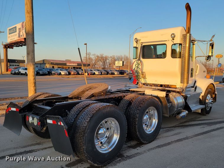 image for item MH9235 2011 Kenworth T800 semi truck