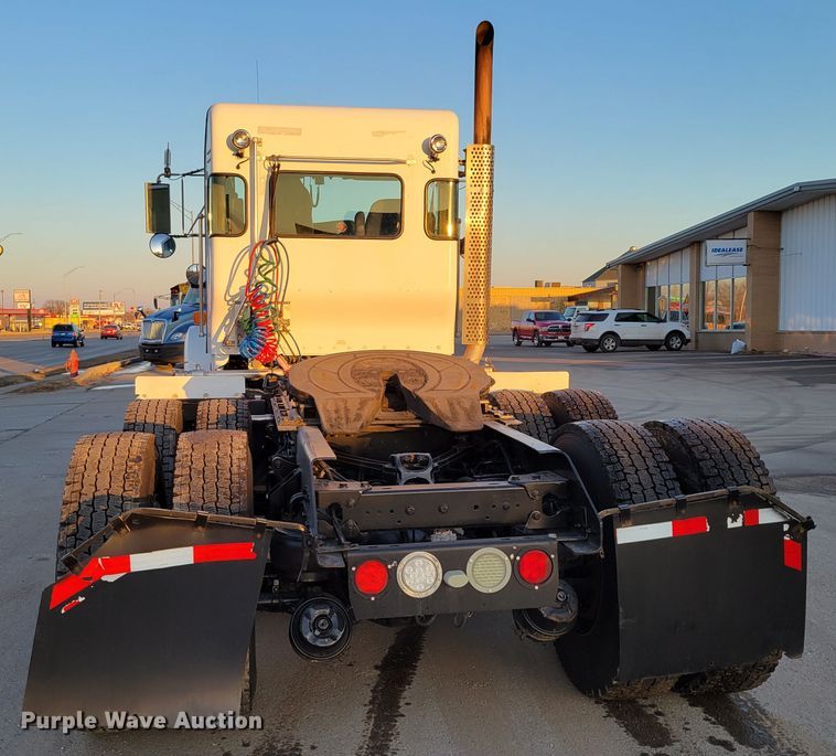 image for item MH9235 2011 Kenworth T800 semi truck