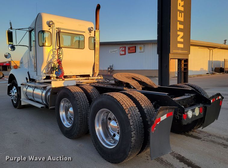 image for item MH9235 2011 Kenworth T800 semi truck
