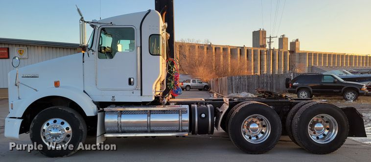 image for item MH9235 2011 Kenworth T800 semi truck