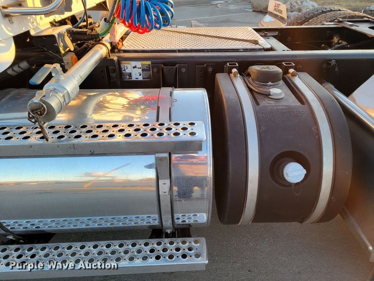 image for item MH9235 2011 Kenworth T800 semi truck