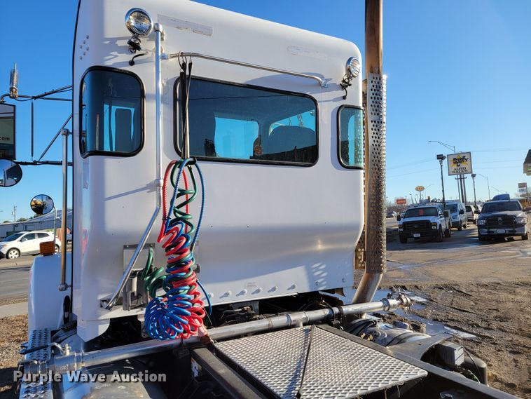 image for item MH9235 2011 Kenworth T800 semi truck