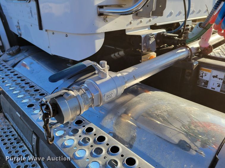 image for item MH9235 2011 Kenworth T800 semi truck