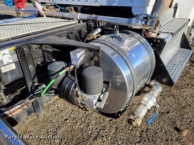 image for item MH9235 2011 Kenworth T800 semi truck