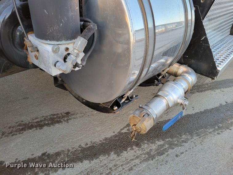 image for item MH9235 2011 Kenworth T800 semi truck