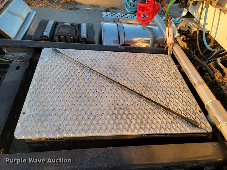 image for item MH9235 2011 Kenworth T800 semi truck