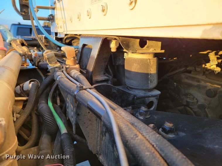 image for item MH9235 2011 Kenworth T800 semi truck