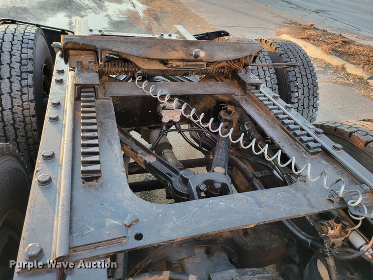 image for item MH9235 2011 Kenworth T800 semi truck