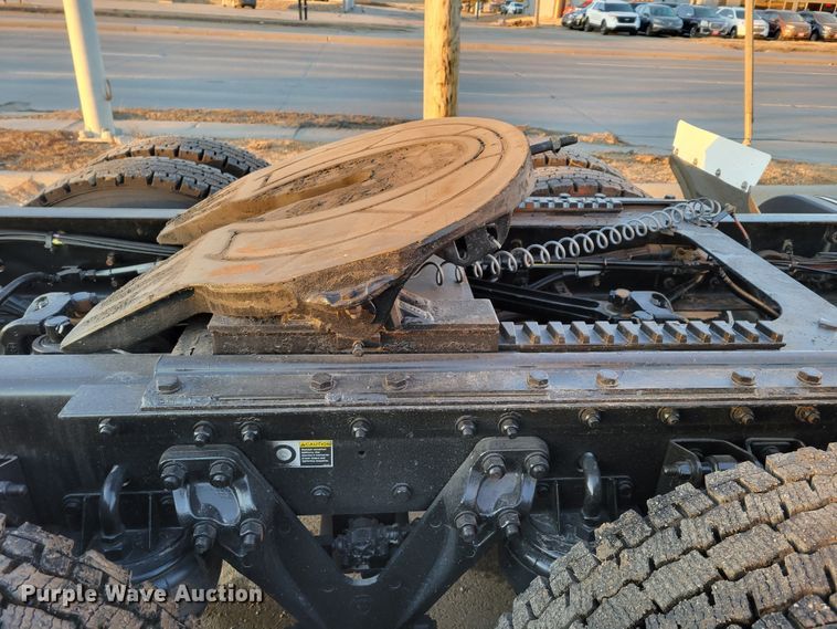 image for item MH9235 2011 Kenworth T800 semi truck