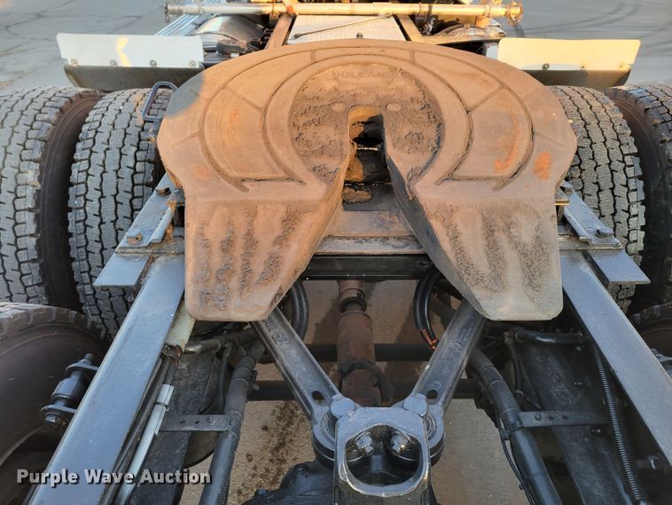 image for item MH9235 2011 Kenworth T800 semi truck