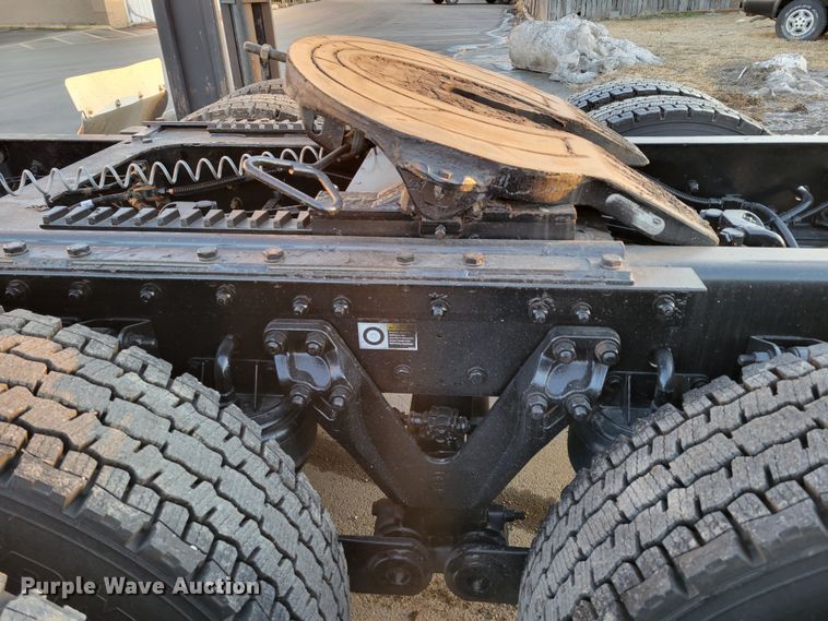 image for item MH9235 2011 Kenworth T800 semi truck