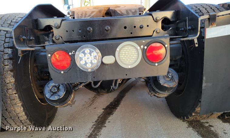 image for item MH9235 2011 Kenworth T800 semi truck