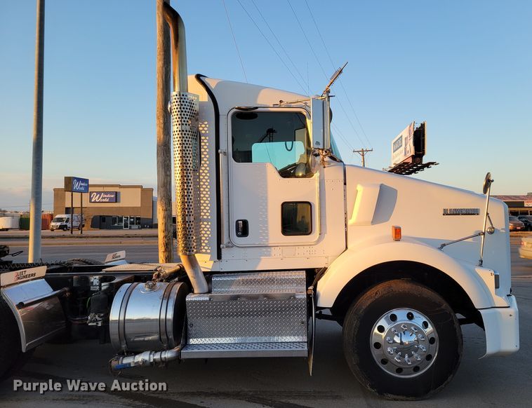 image for item MH9235 2011 Kenworth T800 semi truck