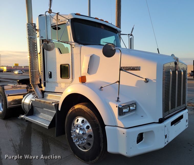 image for item MH9235 2011 Kenworth T800 semi truck