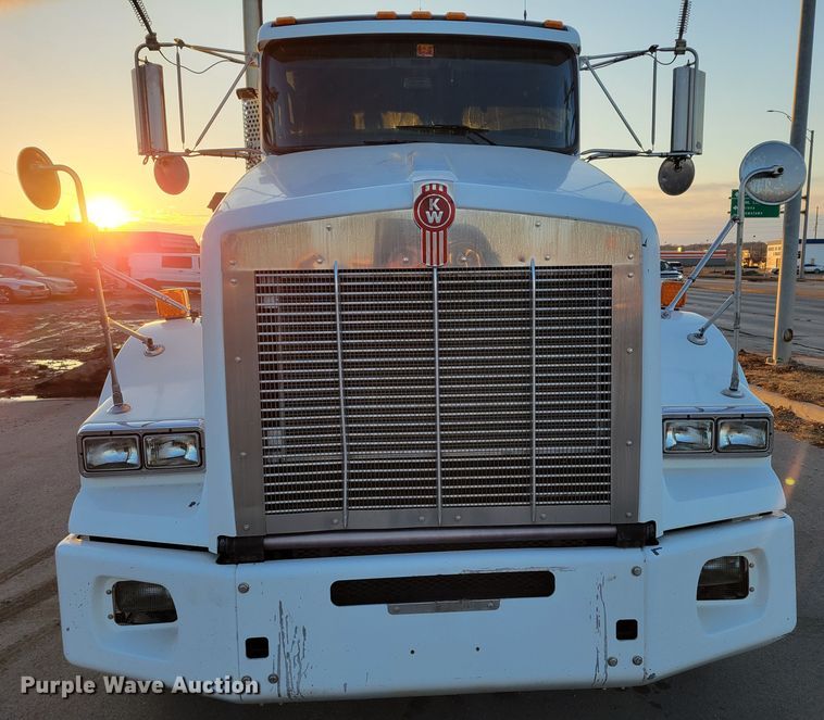 image for item MH9235 2011 Kenworth T800 semi truck