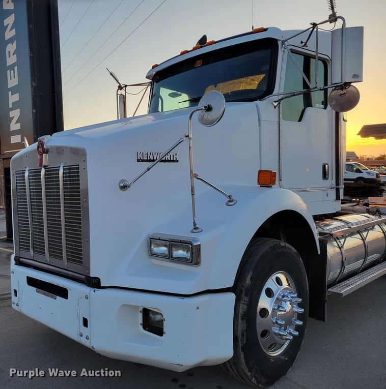 image for item MH9235 2011 Kenworth T800 semi truck