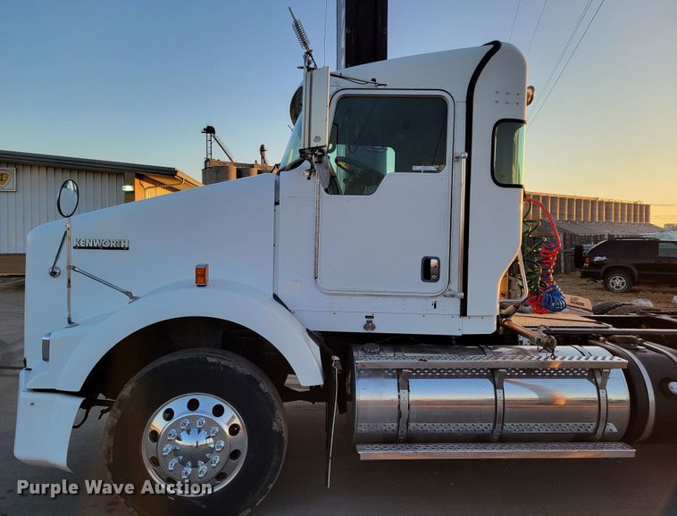 image for item MH9235 2011 Kenworth T800 semi truck