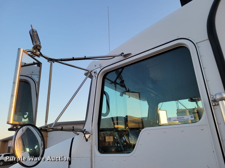 image for item MH9235 2011 Kenworth T800 semi truck