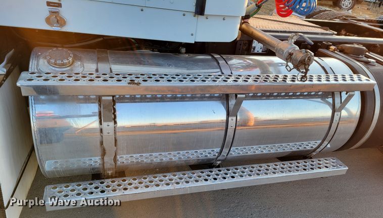 image for item MH9235 2011 Kenworth T800 semi truck