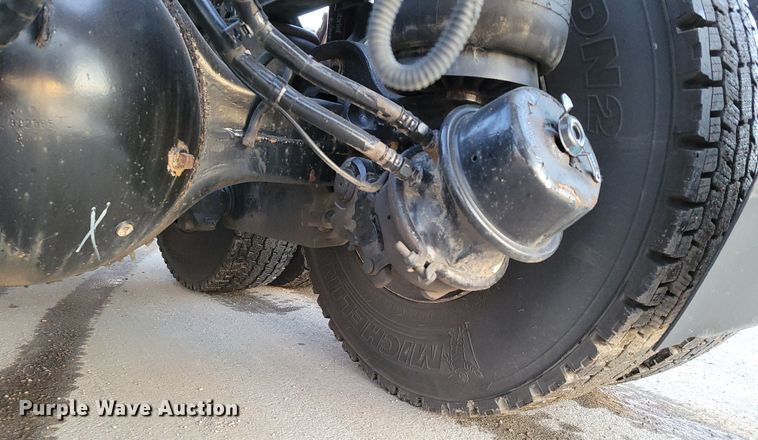 image for item MH9235 2011 Kenworth T800 semi truck