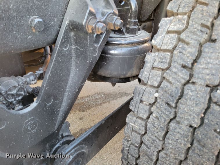 image for item MH9235 2011 Kenworth T800 semi truck