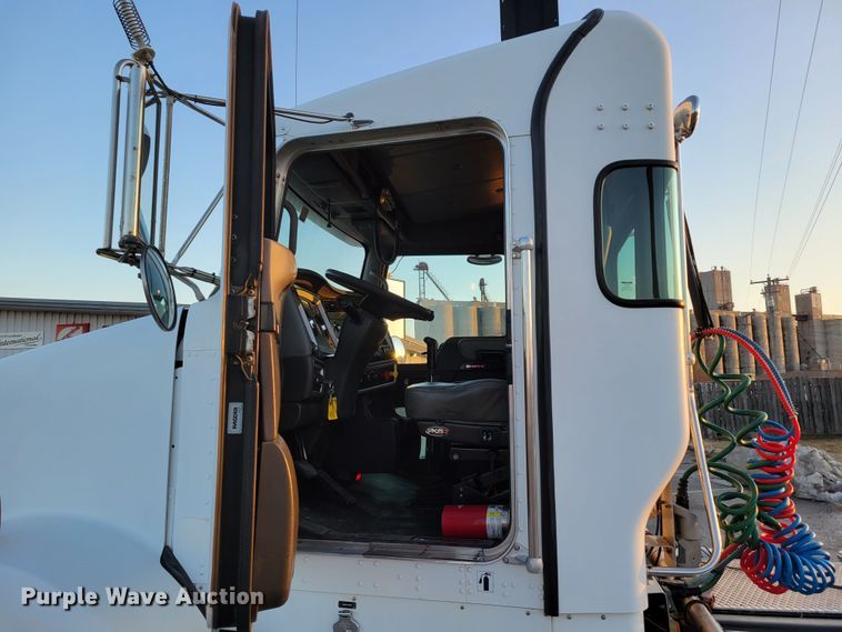 image for item MH9235 2011 Kenworth T800 semi truck