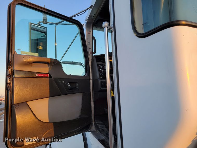 image for item MH9235 2011 Kenworth T800 semi truck