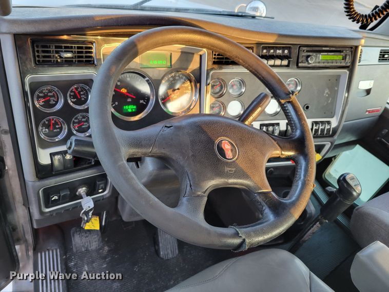 image for item MH9235 2011 Kenworth T800 semi truck