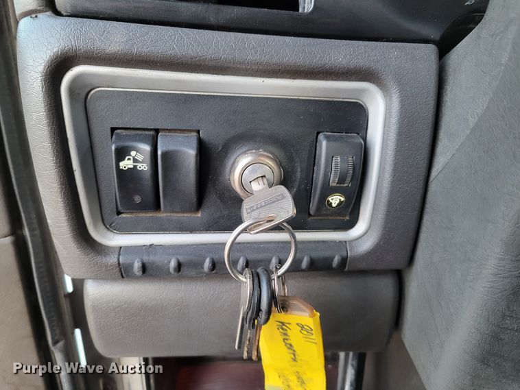 image for item MH9235 2011 Kenworth T800 semi truck