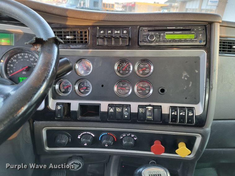 image for item MH9235 2011 Kenworth T800 semi truck