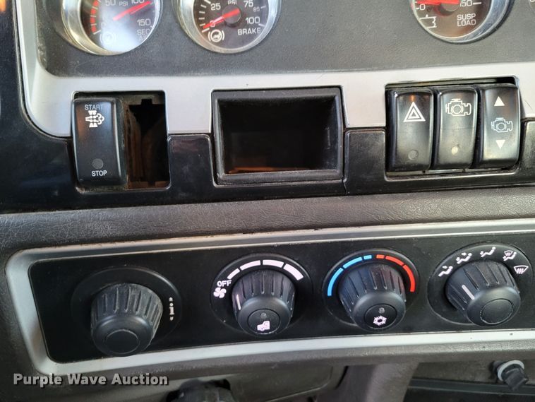 image for item MH9235 2011 Kenworth T800 semi truck