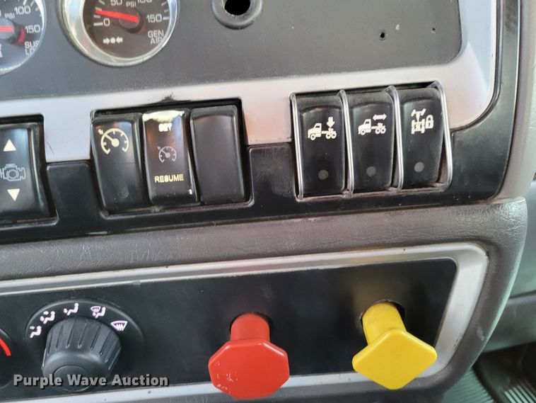 image for item MH9235 2011 Kenworth T800 semi truck