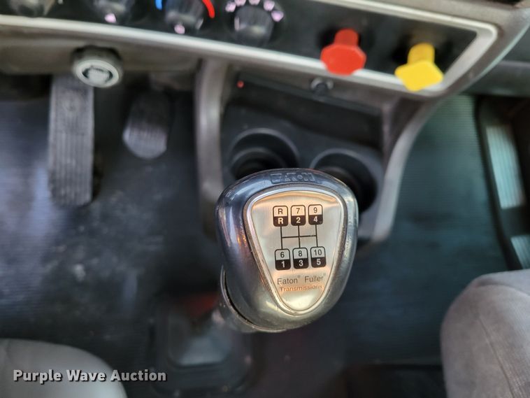 image for item MH9235 2011 Kenworth T800 semi truck