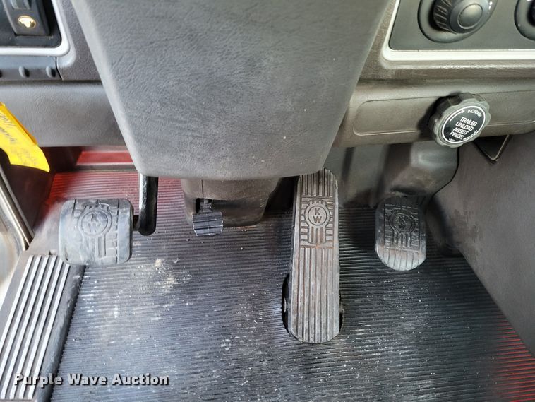 image for item MH9235 2011 Kenworth T800 semi truck