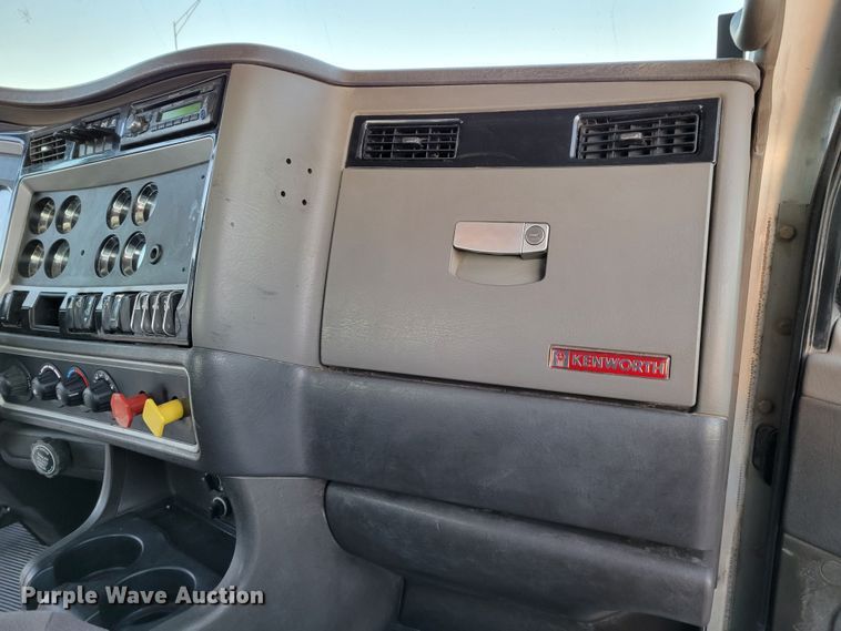 image for item MH9235 2011 Kenworth T800 semi truck