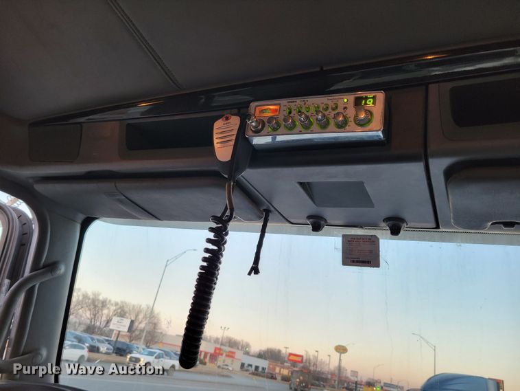 image for item MH9235 2011 Kenworth T800 semi truck