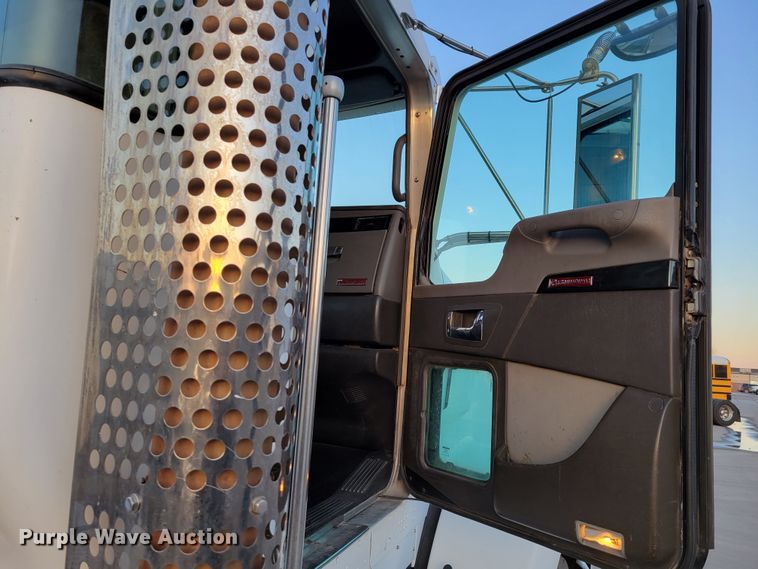 image for item MH9235 2011 Kenworth T800 semi truck