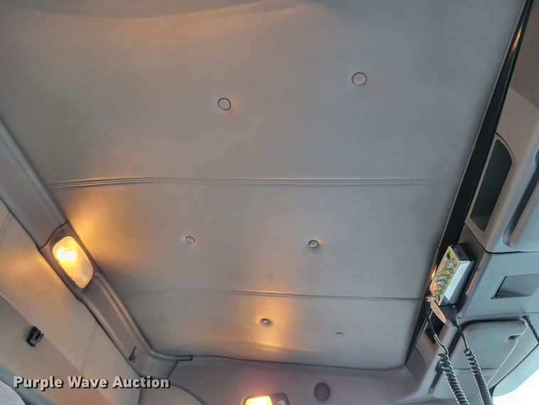 image for item MH9235 2011 Kenworth T800 semi truck