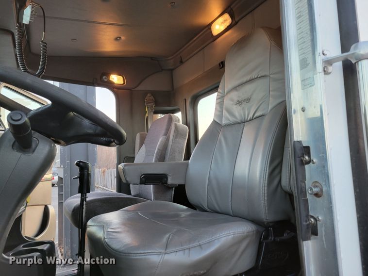 image for item MH9235 2011 Kenworth T800 semi truck