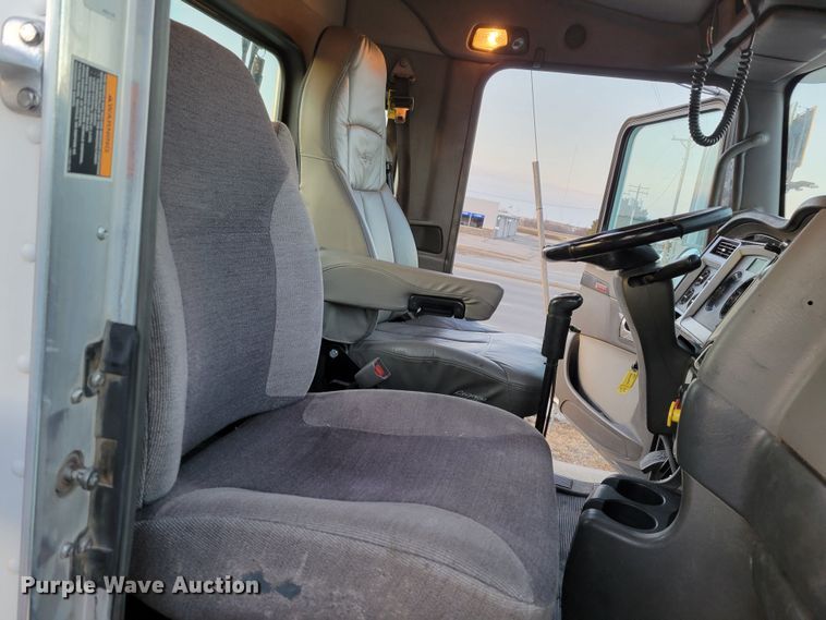 image for item MH9235 2011 Kenworth T800 semi truck