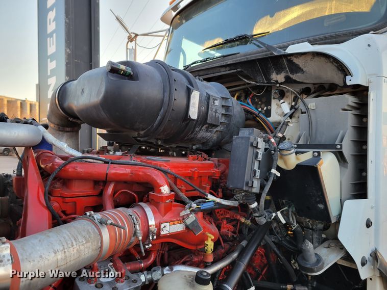 image for item MH9235 2011 Kenworth T800 semi truck