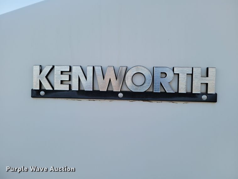 image for item MH9235 2011 Kenworth T800 semi truck