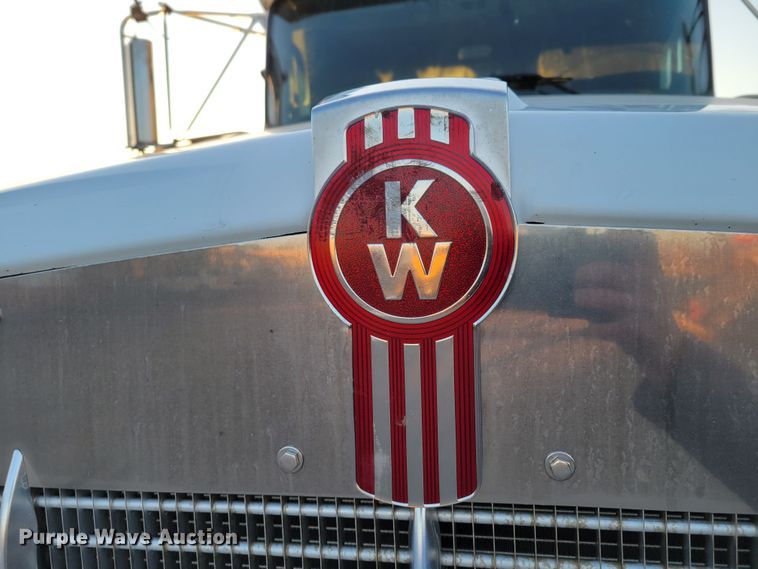 image for item MH9235 2011 Kenworth T800 semi truck