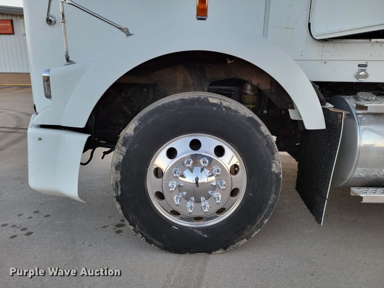 image for item MH9235 2011 Kenworth T800 semi truck