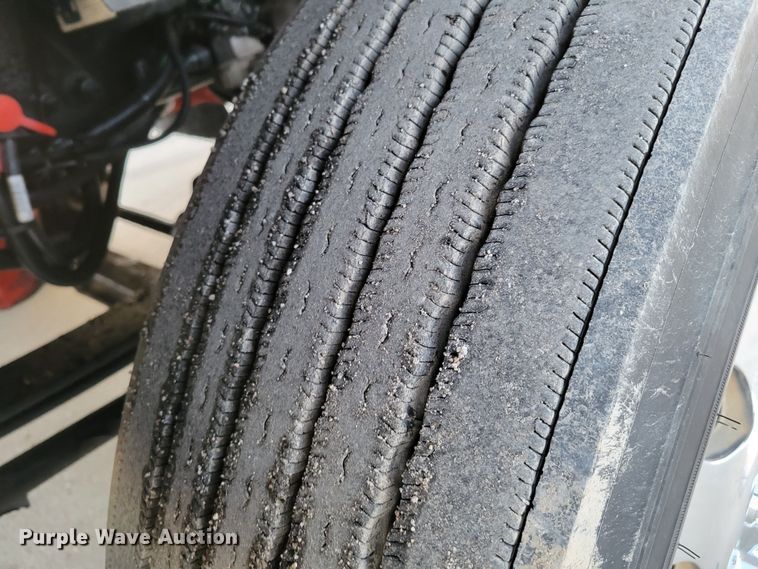 image for item MH9235 2011 Kenworth T800 semi truck