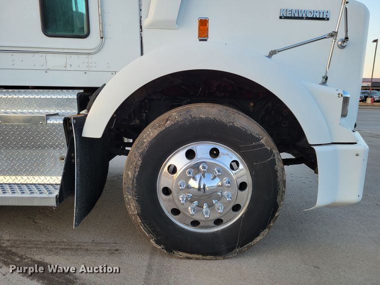 image for item MH9235 2011 Kenworth T800 semi truck