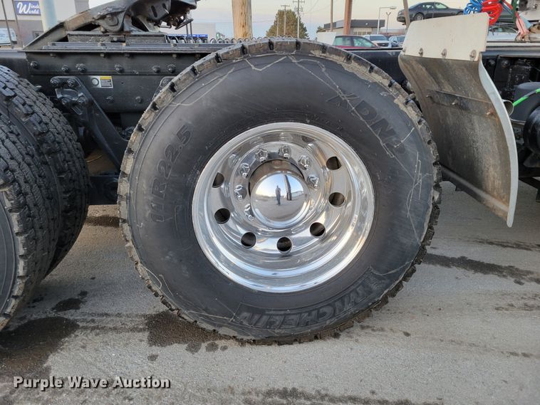 image for item MH9235 2011 Kenworth T800 semi truck