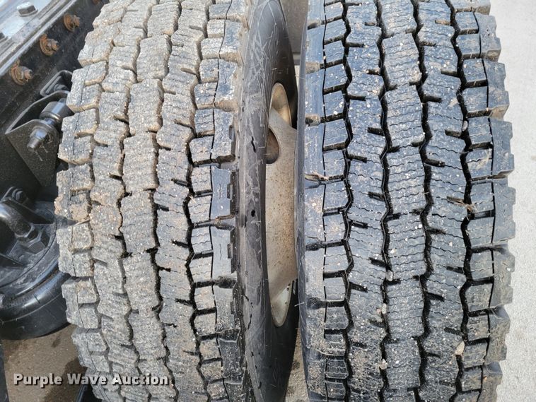 image for item MH9235 2011 Kenworth T800 semi truck